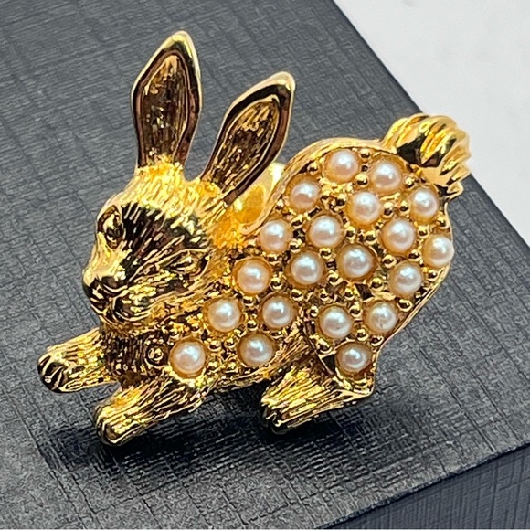 AVON Bunny Rabbit Simulated Pearl Brooch Scatter Pin Golden 1" - Picture 1 of 4